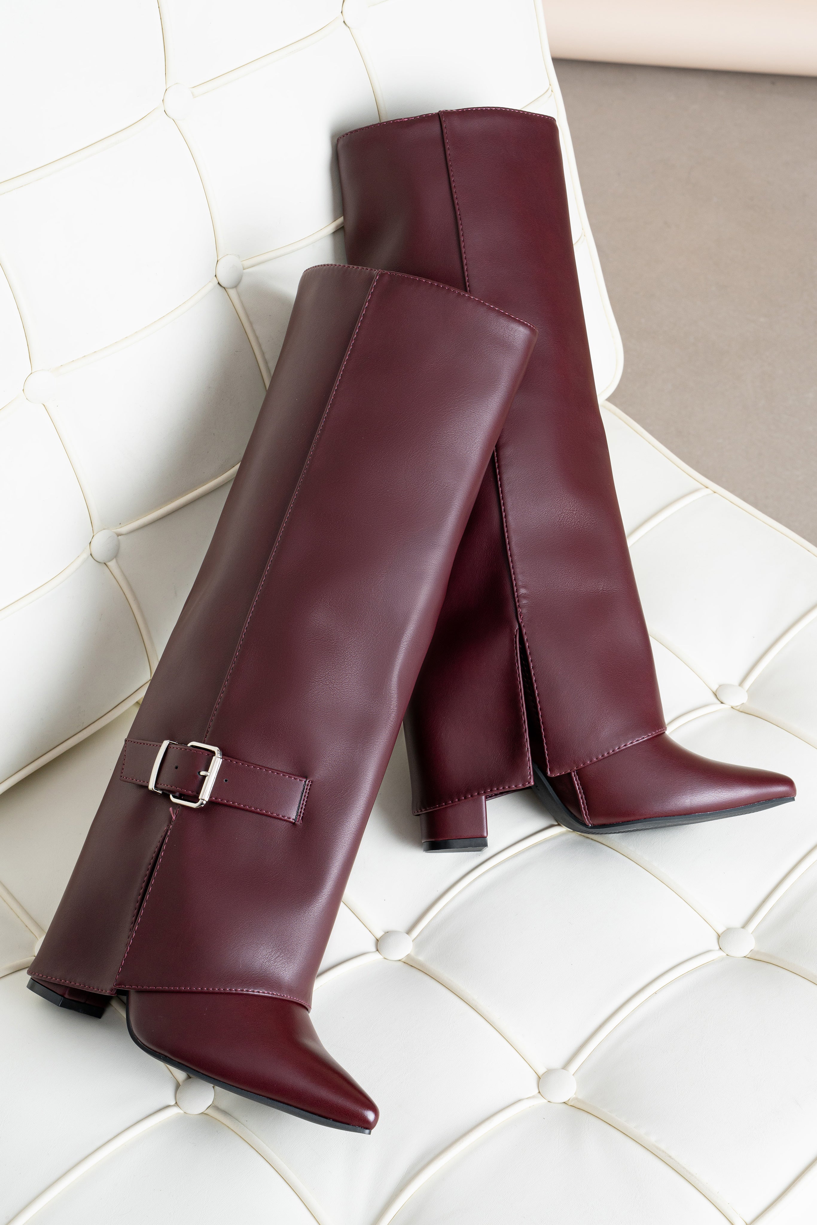 Bottes hautes talons carrés bouts pointus à rabats et boucles