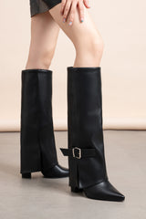 Bottes hautes talons carrés bouts pointus à rabats et boucles