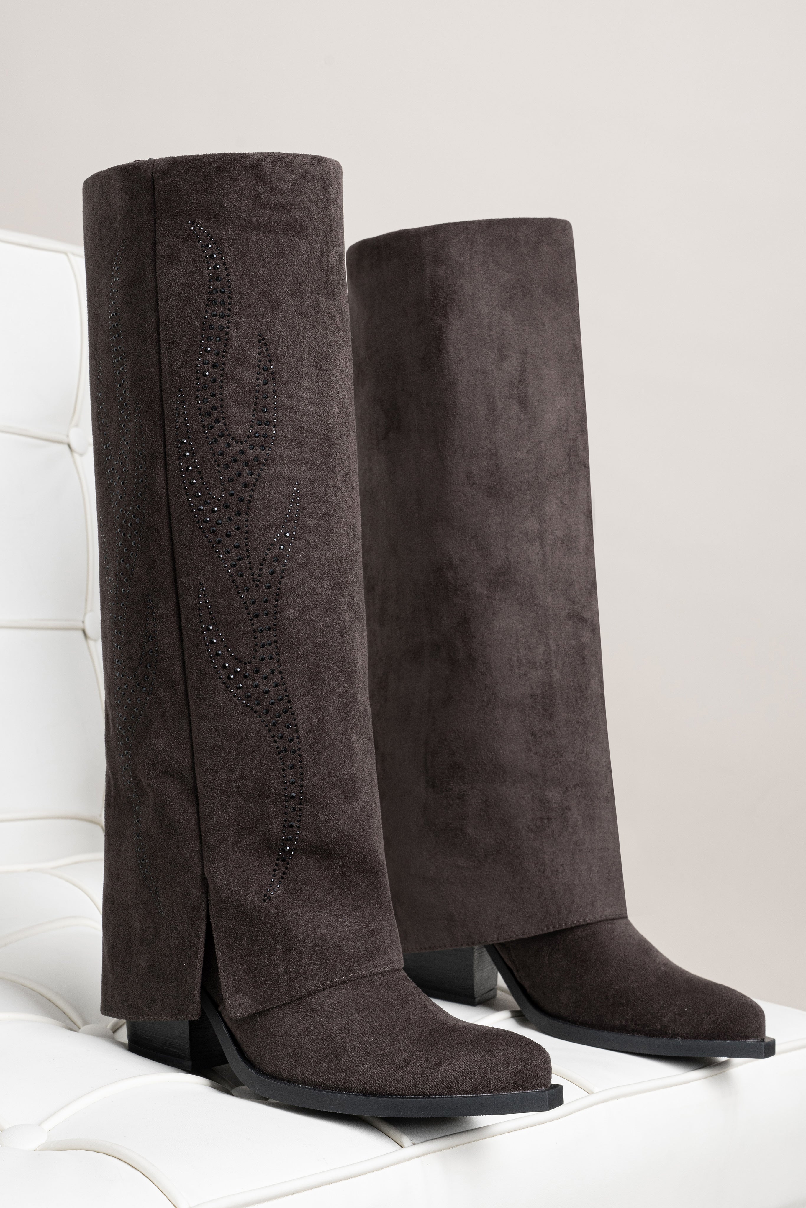 Bottes hautes en daim suédine à strass