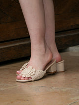 Mules à talon carré ornée d'une fleur en Raphia Crochet