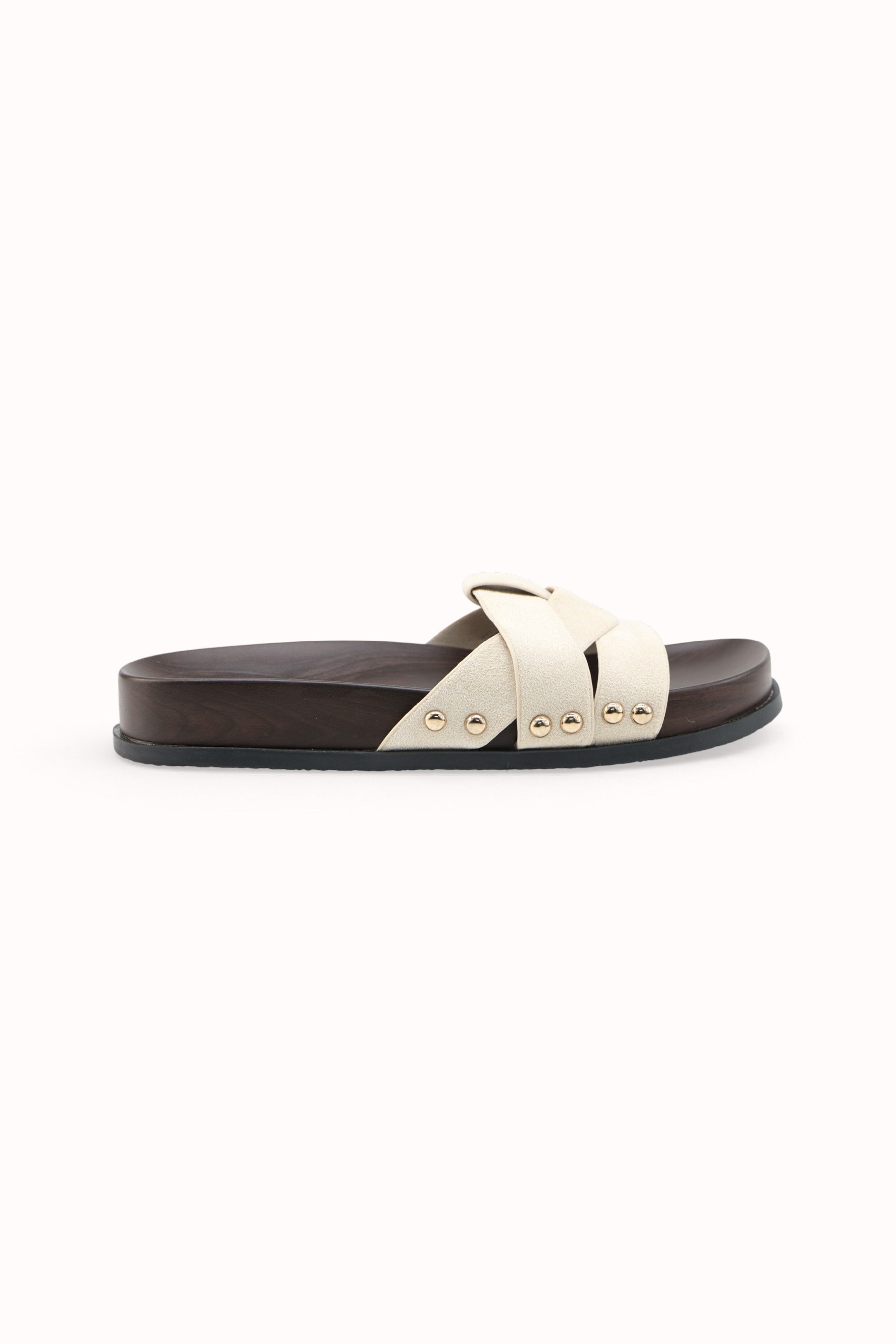 Mules plates à brides croisées et détails cloutés