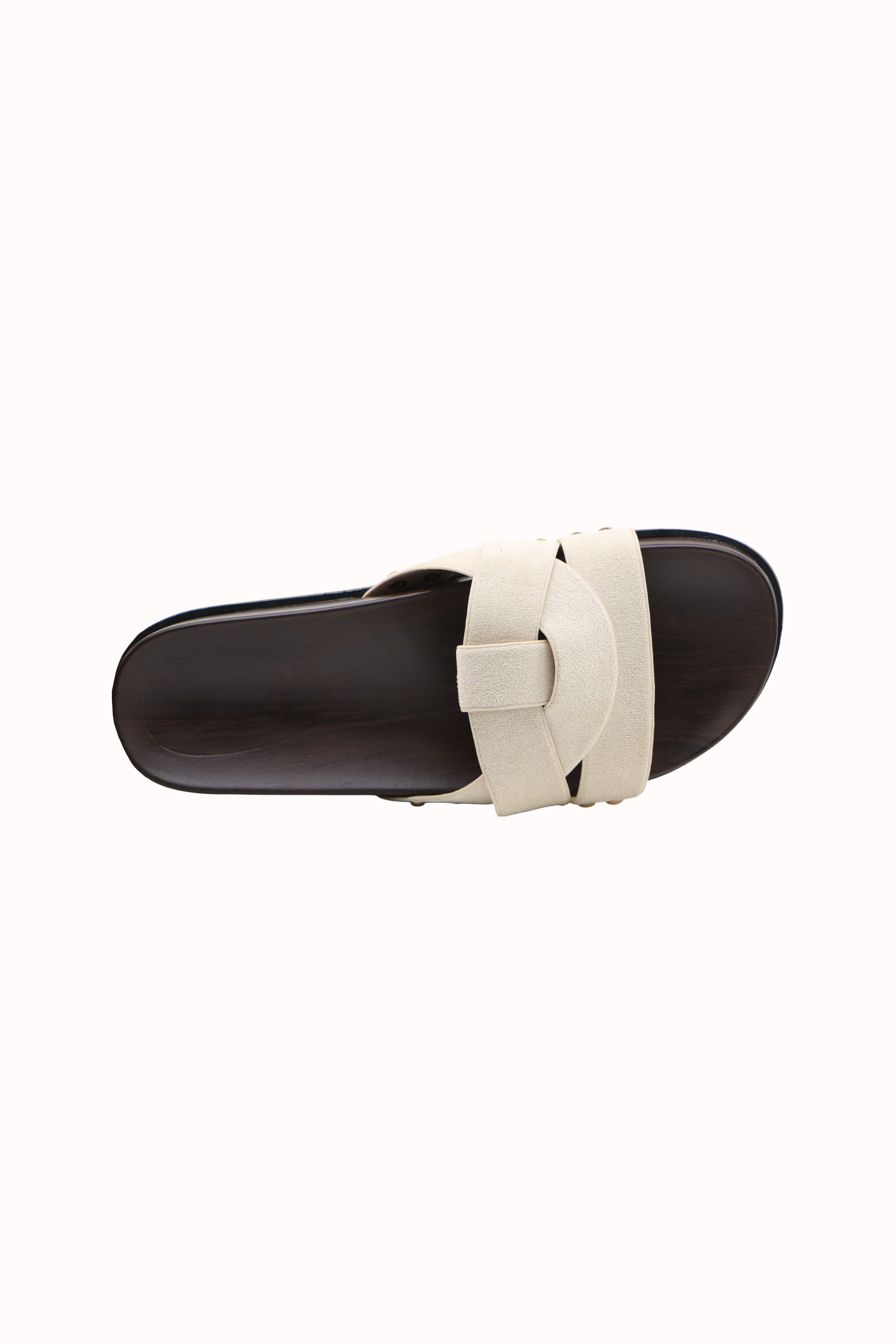 Mules plates à brides croisées et détails cloutés