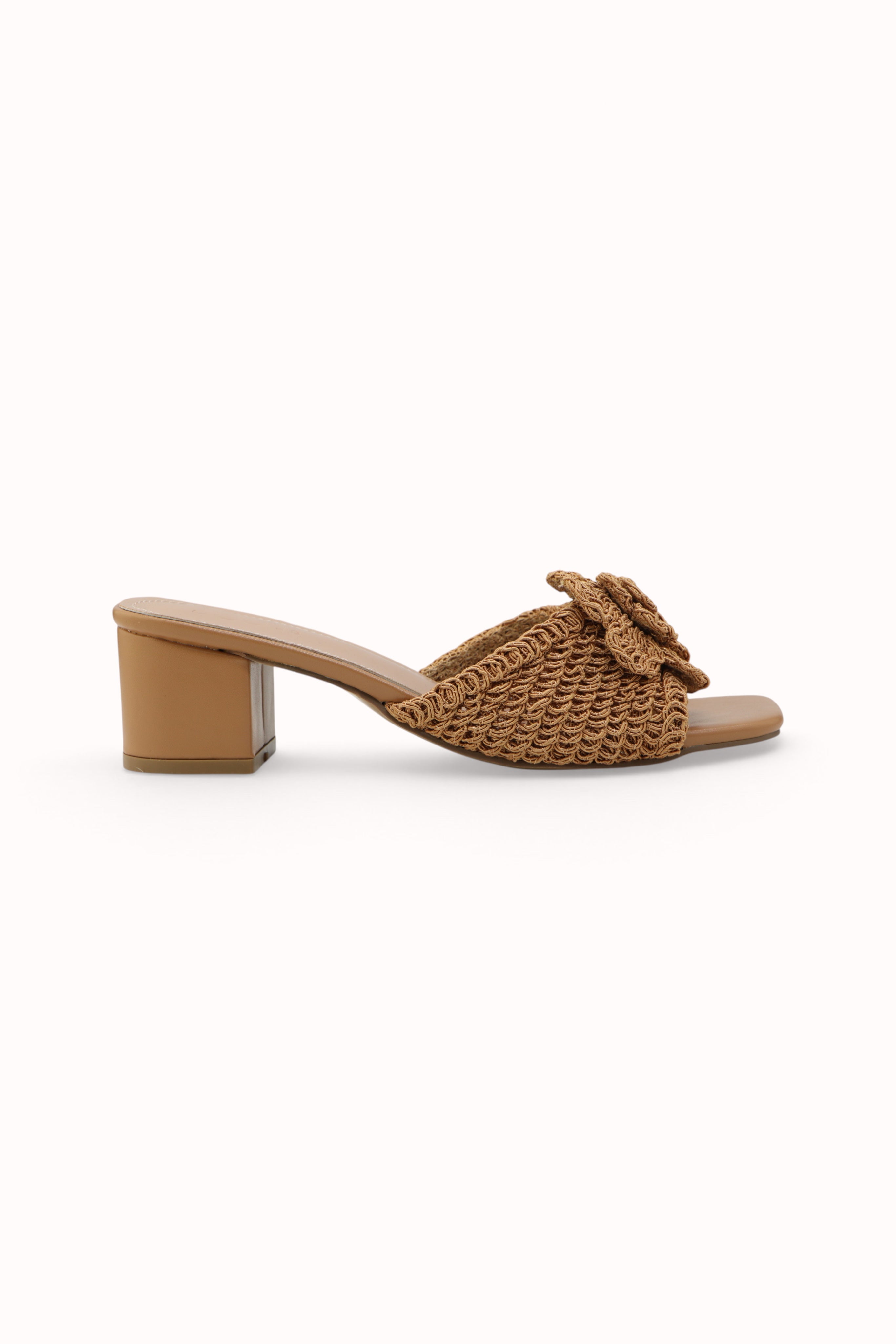 Mules à talon carré ornée d'une fleur en Raphia Crochet